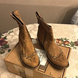 Cowboy boots Size 8. 2in leather with beautiful details at front/side of boots